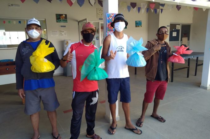 Pacientes dos Caps e Ambulatório de Saúde Mental de Conquista recebem kit junino