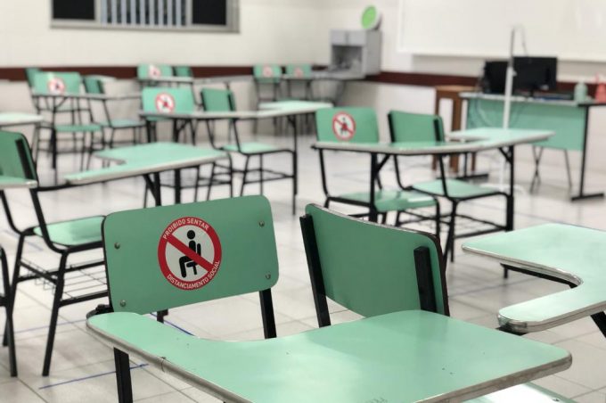Aulas semipresenciais: Educação convoca professores e alunos