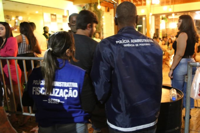 Enfrentamento à Covid-19: Fiscalização da Prefeitura aborda mais 120 bares e restaurantes no fim de semana
