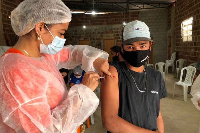 Vacinação com a 1ª dose acontece em 15 localidades da zona rural nesta quarta