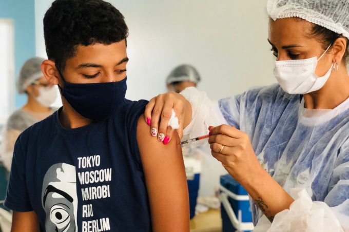 Vacinação de 1ª dose para adolescentes será retomada nesta quarta-feira. Veja a faixa etária e os grupos