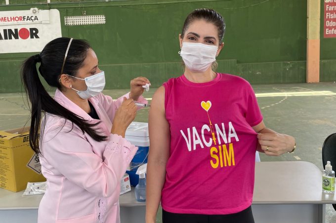 Vacinação de 2ª e 3ª doses somente nas unidades de saúde nesta quinta