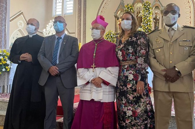 Prefeita participa de entrega solene do Pálio Arquiepiscopal ao arcebispo Dom Josafá Menezes