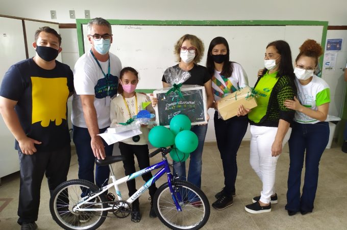 Aluna da rede municipal é premiada em etapa regional de concurso cultural do Sicoob