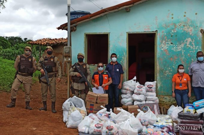 Em ação conjunta, Prefeitura e PM entregam alimentos, cobertores e produtos de higiene às famílias do povoado de Boa Sorte