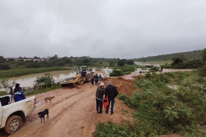 Barragem do Iguá ameaça romper. Defesa Civil usa máquinas para aumentar sangradouro