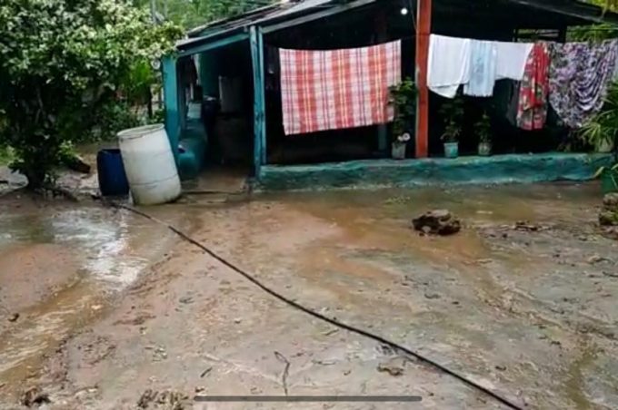 Casal de idosos é resgatado pela Prefeitura de imóvel em área de risco de desabamento próximo do Marçal