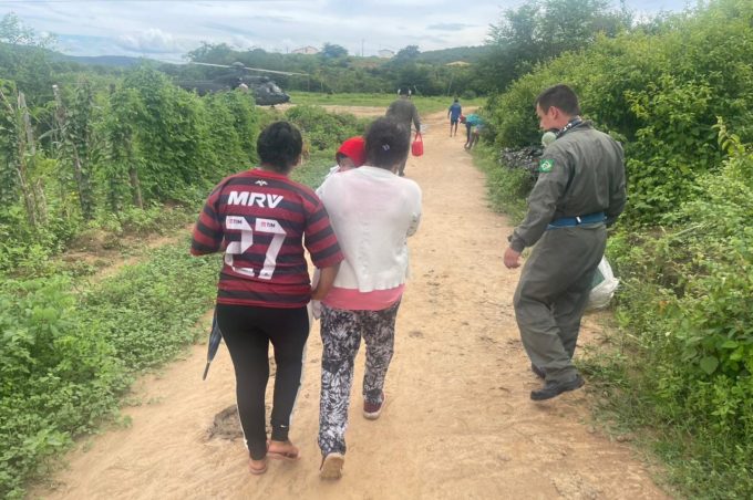 Prefeitura e Exército completam operação de resgate no povoado Barreiro, ameaçado pela enchente do Rio Pardo