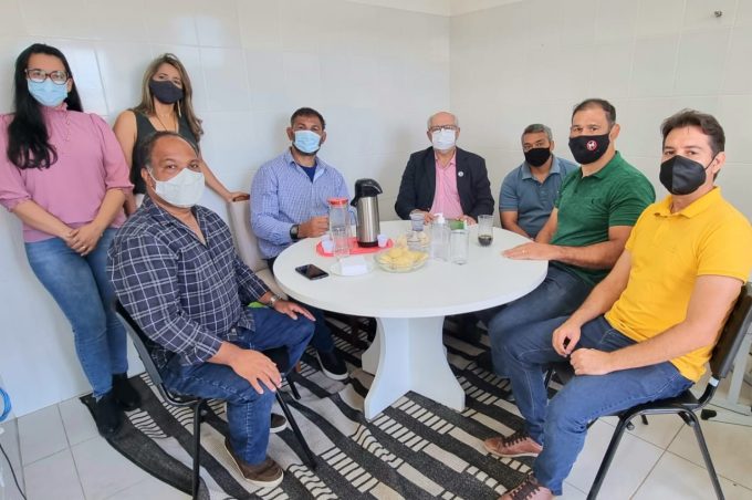 Secretaria de Educação e irmãos Minotauro e Minotouro discutem parceria para implantar artes marciais na escolas