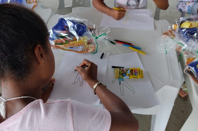 Kits de pintura são distribuídas para crianças que estão nos abrigos