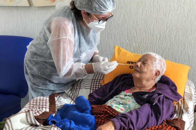 SMS realiza testagem de idosos e cuidadores com síndrome gripal em abrigo