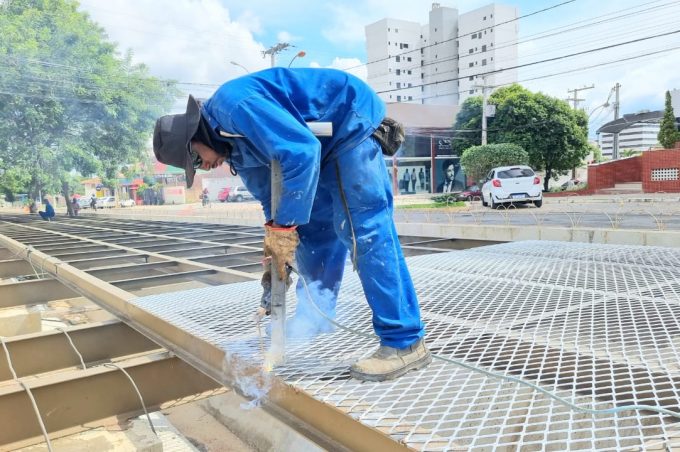 Com tempo bom, Prefeitura retoma obra de cobertura do canal da Avenida Olívia Flores