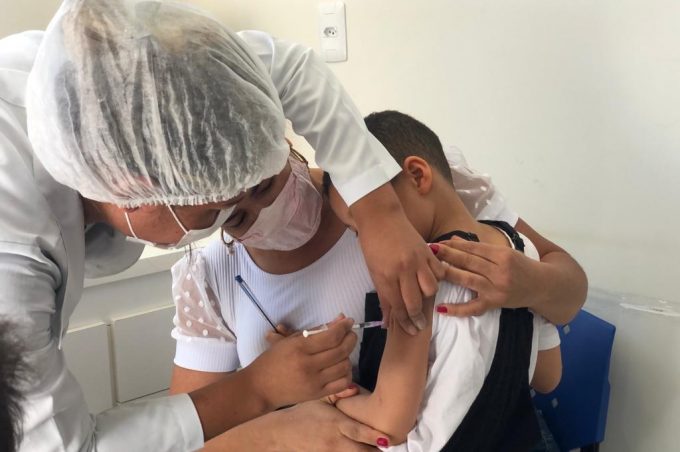 Crianças de 10 anos poderão se vacinar nesta quinta-feira em sete unidades de saúde
