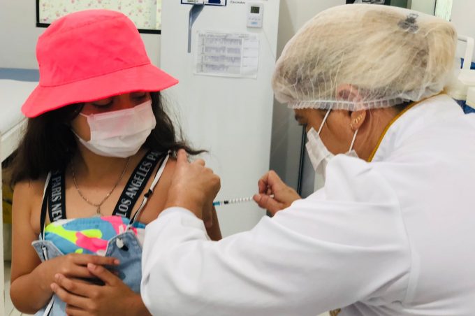 Crianças de 8 a 11 anos podem se vacinar nesta segunda