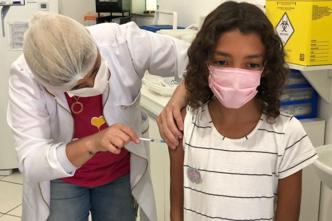 Vacinação de crianças contra Covid-19 nesta terça será só na unidade de saúde Régis Pacheco