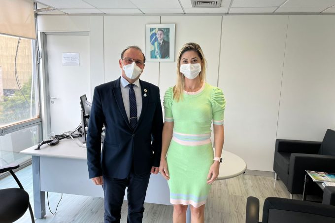 Secretária Municipal de Saúde vai a ministério em busca de novos leitos de UTI pediátrica para Vitória da Conquista