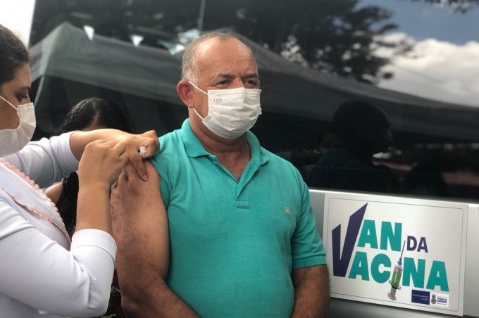 Com Van da Vacina, SMS vacinou 435 pessoas na Praça Hercílio Lima nesta quarta