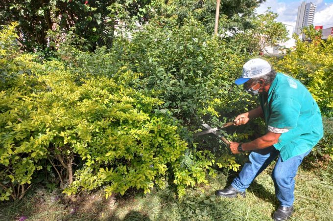 Praças recebem manutenção da Secretaria Municipal do Meio Ambiente
