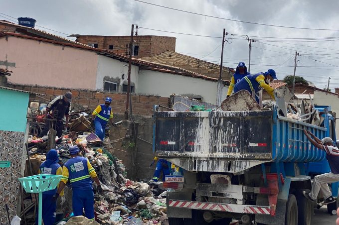 Secretaria de Serviços Públicos retira mais de 20 caçambas de material acumulado em uma residência