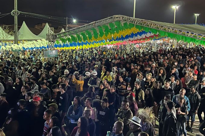 Primeira noite de festa no Glauber Rocha ajudou a matar saudade do Arraiá da Conquista. E hoje tem mais