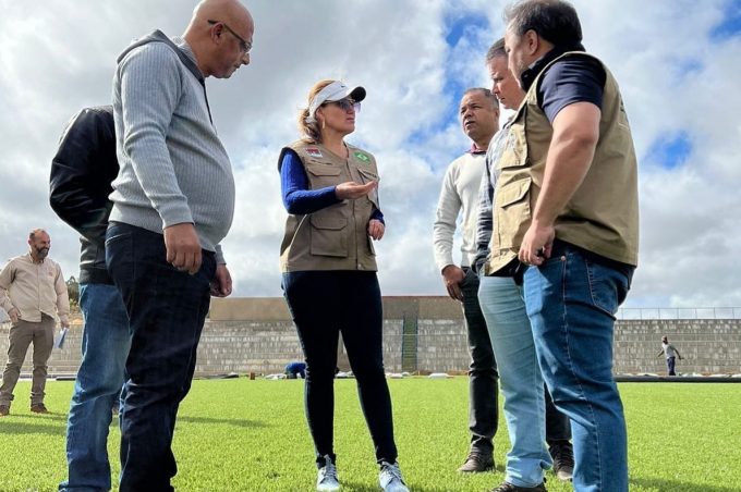 Prefeita Sheila Lemos visita com Dudé a obra de requalificação do estádio Murilão