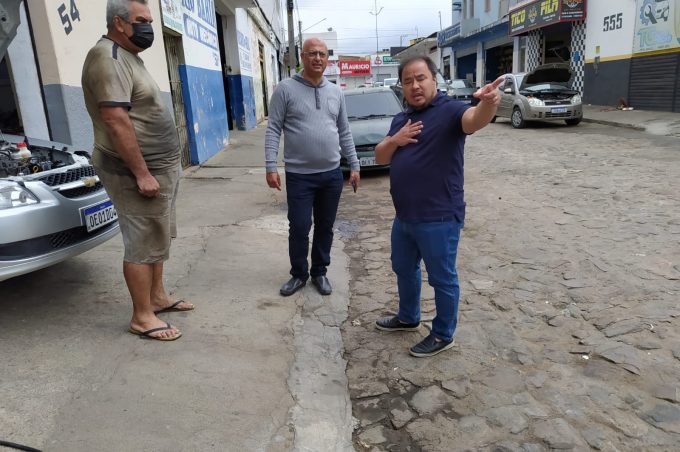 Prefeito em exercício visita Travessa Teodoro Sampaio e marca data para o asfalto