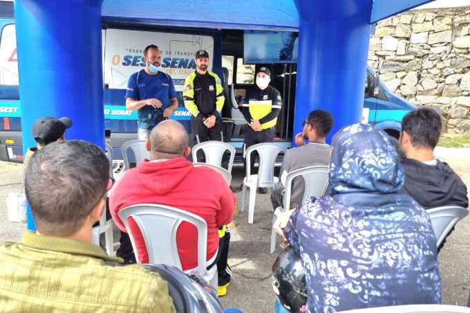 Secretaria de Mobilidade Urbana realiza blitz educativa com revisão de motos
