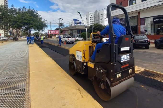Prefeitura asfalta ciclovia de trecho da Olívia Flores. Recapeamento da avenida começa nesta terça-feira
