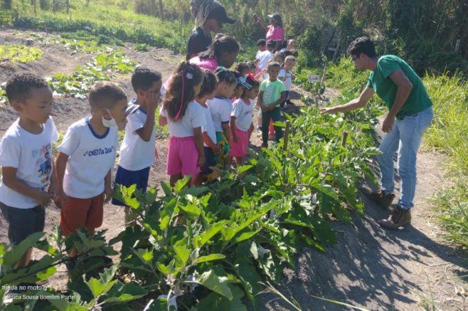 Alunos do Centro de Educação Tia Zaza tiveram aula prática sobre alimentação saudável na horta comunitária da Uesb