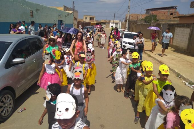 Crianças da Escola Anísio Teixeira e do Cmei Jardim Valéria celebram primavera