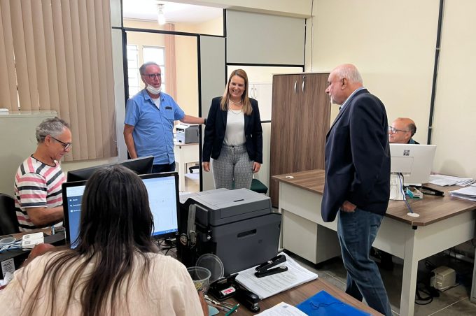 Em visita às secretarias, prefeita agradece a servidores pela dedicação ao trabalho em 2022 e deseja boas festas