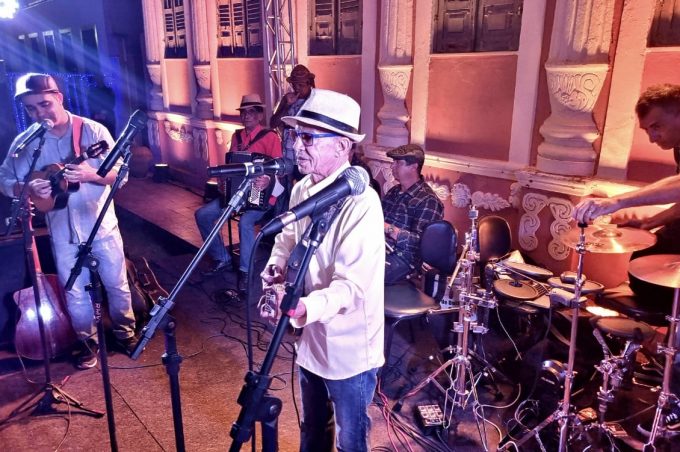 Tradição, poesia e música marcaram a quarta noite do Natal Conquista de Luz