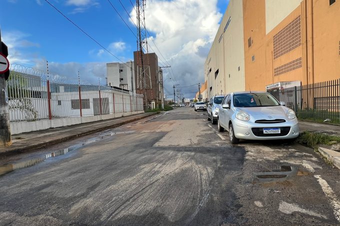 Prefeitura fecha cratera e libera trânsito em rua do Morada dos Pássaros III
