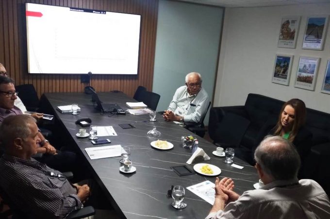 Na Companhia Baiana de Pesquisa Mineral prefeita Sheila Lemos reivindica apoio a ramal da Fiol em Conquista