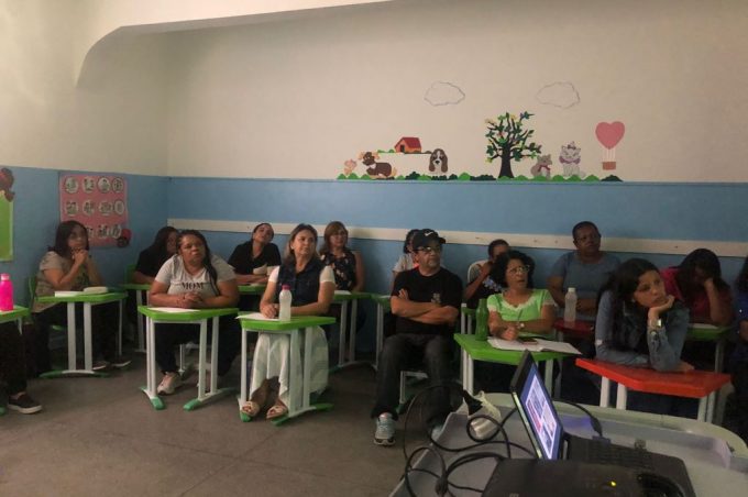 Servidores do Centro Municipal de Educação Infantil Professora Edna Gomes recebem formação na escuta protegida