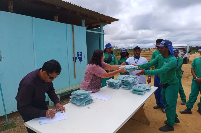 Prefeitura entrega novos uniformes para participantes do projeto Começar de Novo