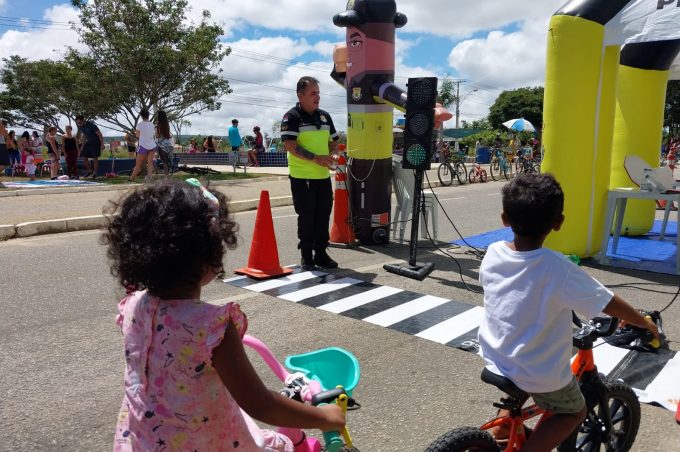 Simtrans leva atividades lúdicas sobre o trânsito para a avenida Olívia Flores