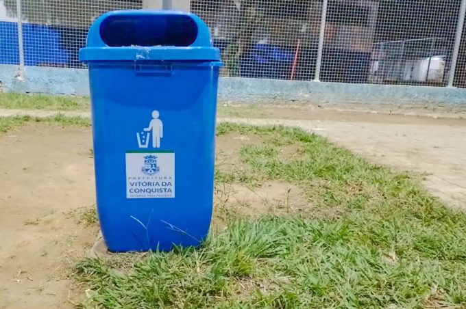 Prefeitura instala novas lixeiras em pontos de grande circulação de pedestres