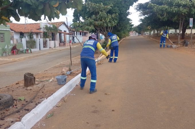 Prefeitura realiza mutirão de limpeza nos 11 distritos do município