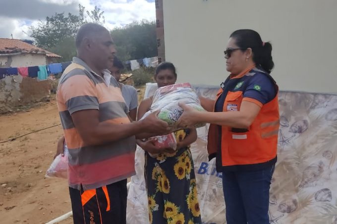 Defesa Civil atende família que teve casa destruída pelo fogo em Farinha Molhada II