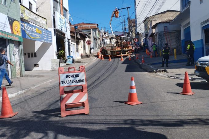 Avenida São Pedro está interditada para reparos na rede elétrica