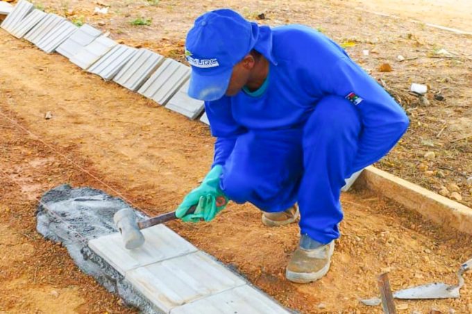Obra do Corredor Perimetral avança no bairro Cidade Modelo com implantação do piso tátil