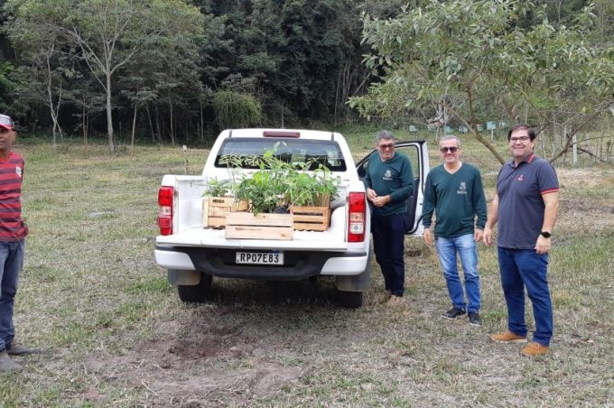 Programa Vamos Produzir realiza plantio de 80 mudas nativas em propriedade rural do distrito de Inhobim