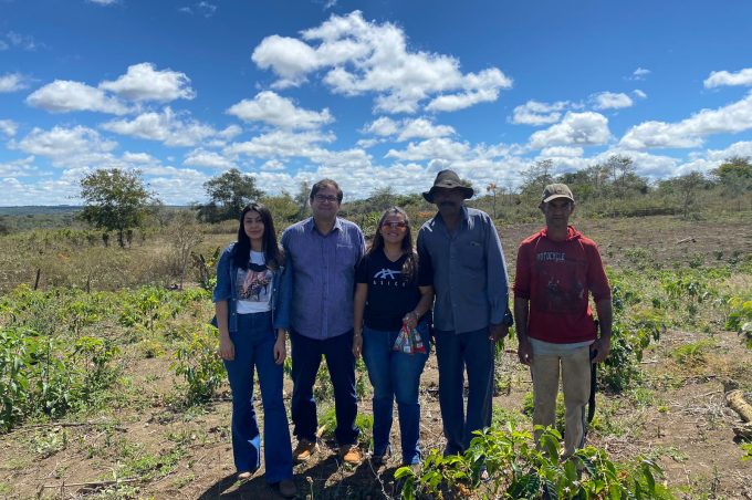 Secretaria de Desenvolvimento Rural desenvolve ações com agricultores de Inhobim para melhorar produtividade