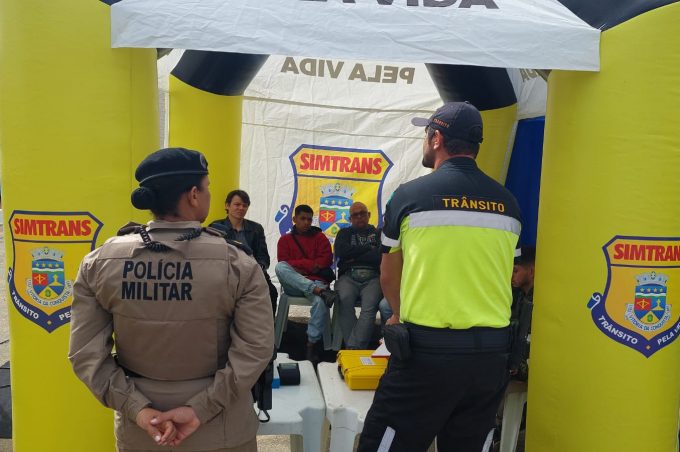 Ação conjunta entre Simtrans e PM conscientiza motoristas sobre uso de álcool