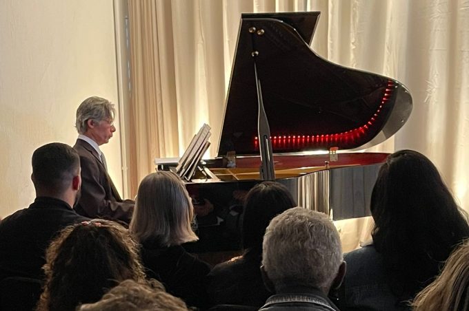 Concerto do pianista argentino Pablo Fornasari lotou Conservatório Municipal