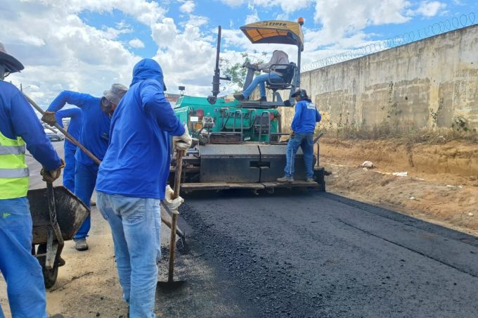 Prefeitura segue com pavimentação e concretagem de trecho da Avenida Perimetral no bairro Cidade Modelo
