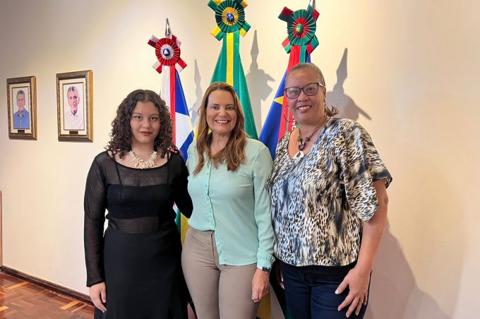 Prefeita Sheila Lemos recebe cantora Mina, conquistense finalista do Canta Comigo Teen