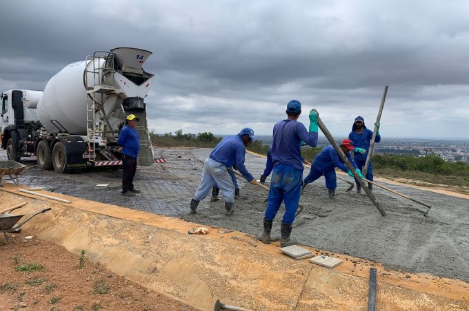 Revitalização do Cristo: Prefeitura realiza concretagem e prossegue com instalação de grades de proteção nos mirantes