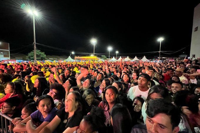 Marcha para Jesus leva multidão às ruas e encerra aniversário da cidade com festa de louvor no Glauber Rocha